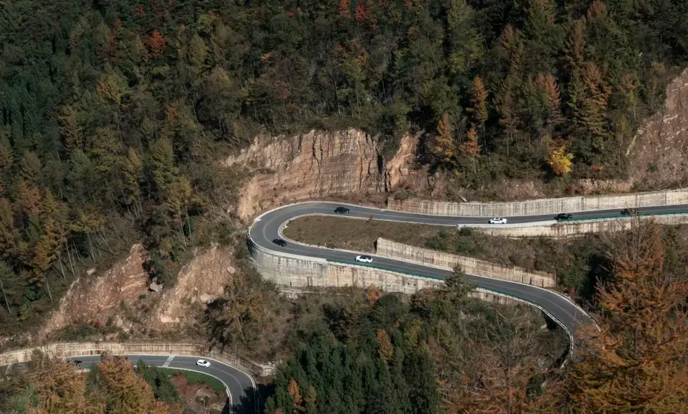Se construiește un nou tronson de autostradă în România.